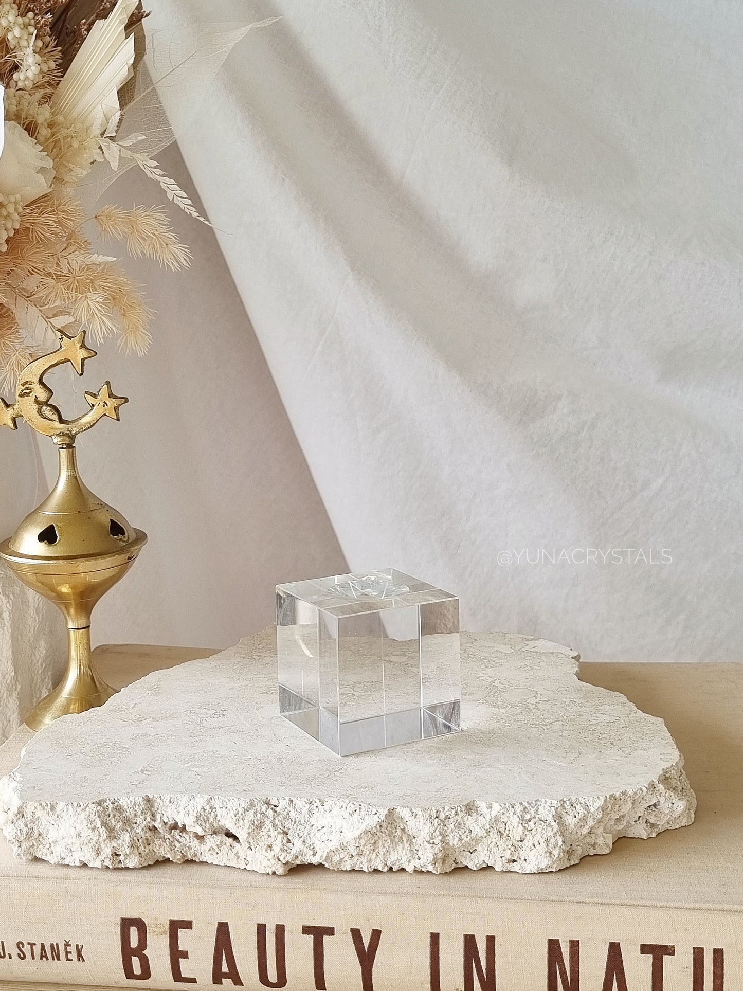 Glass Pillar Sphere Stand